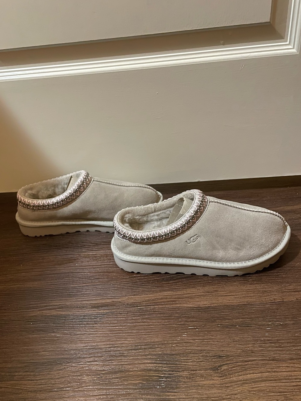 UGG Women’s Tasman Goat Size 6
